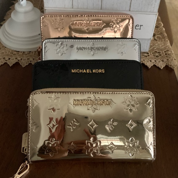 MK wallet/wirstlet metallic 😍 only 1 silver left - Picture 4 of 7